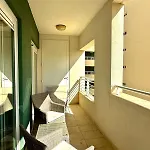 1bdr With Pool Access And Off Seafront *