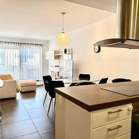 1bdr With Pool Access And Off Seafront Apartmán