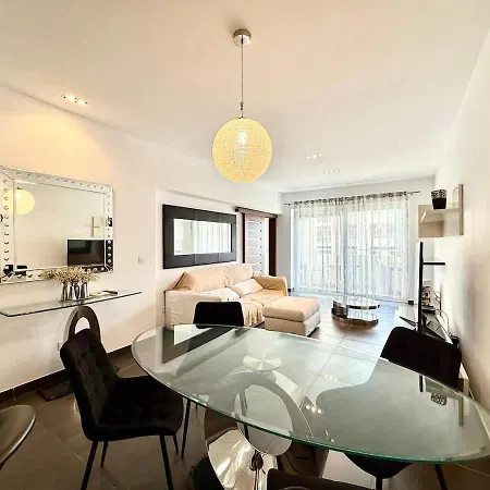 1bdr With Pool Access And Off Seafront *