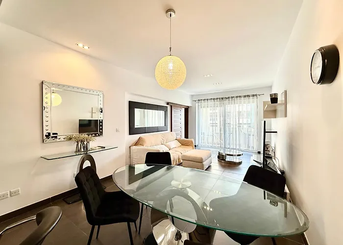 1bdr With Pool Access And Off Seafront *