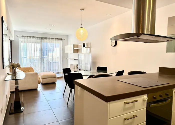 1bdr With Pool Access And Off Seafront Apartment