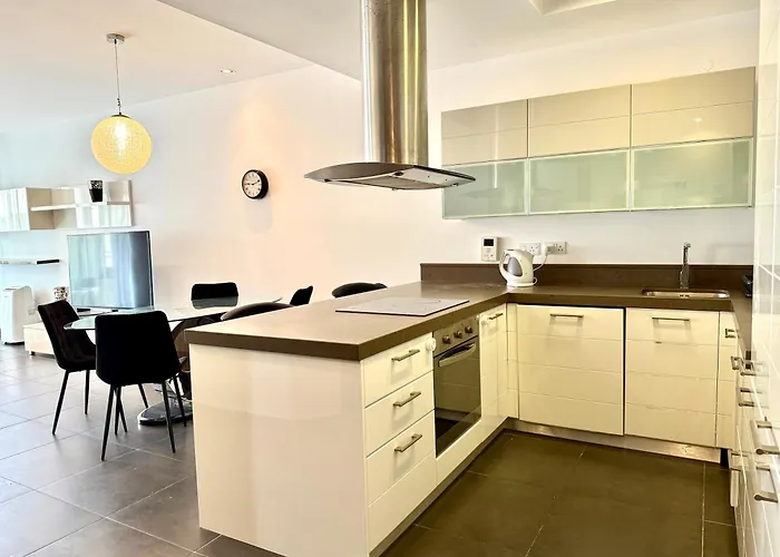 1bdr With Pool Access And Off Seafront Apartment